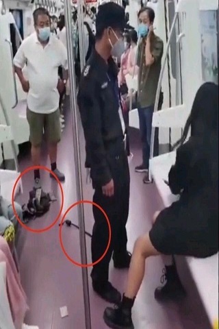 西安地铁女子衣不蔽体 西安地铁保安女子原版视频在哪看